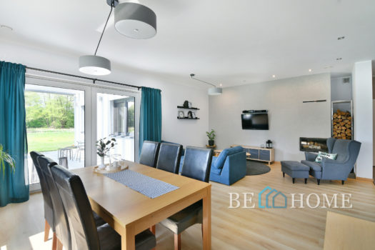 Parterowy dom na Brzezinach przy lesie