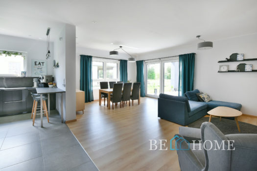 Parterowy dom na Brzezinach przy lesie