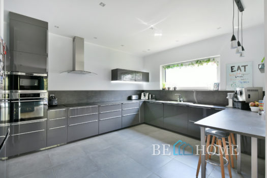 Parterowy dom na Brzezinach przy lesie