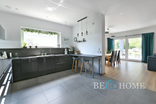 Parterowy dom na Brzezinach przy lesie