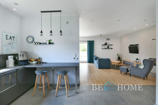 Parterowy dom na Brzezinach przy lesie