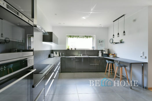 Parterowy dom na Brzezinach przy lesie