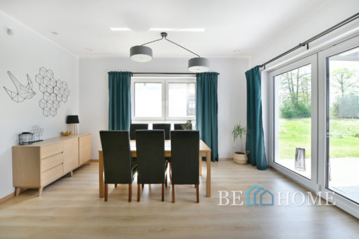 Parterowy dom na Brzezinach przy lesie