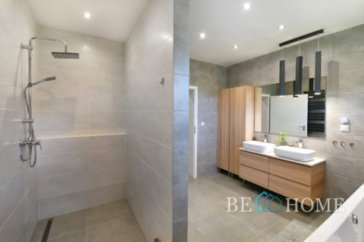 Parterowy dom na Brzezinach przy lesie