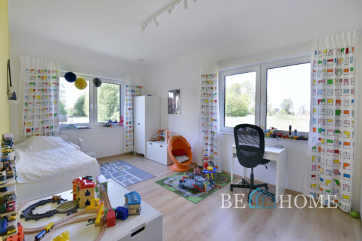 Parterowy dom na Brzezinach przy lesie