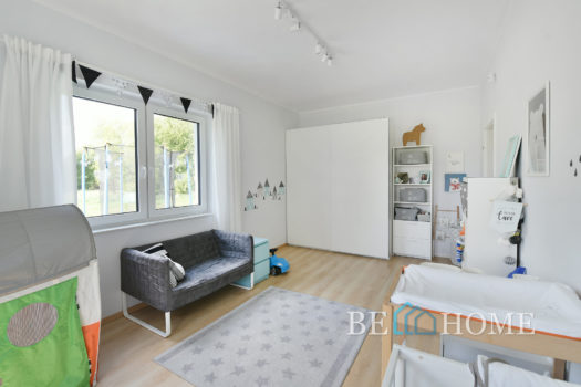 Parterowy dom na Brzezinach przy lesie