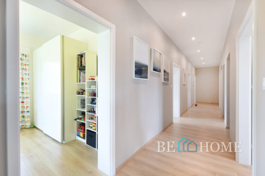 Parterowy dom na Brzezinach przy lesie