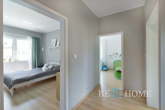 Parterowy dom na Brzezinach przy lesie