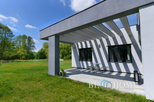 Parterowy dom na Brzezinach przy lesie