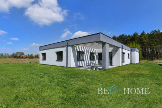 Parterowy dom na Brzezinach przy lesie