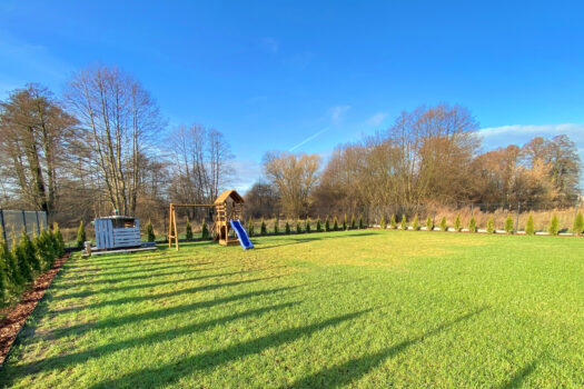 Parterowy dom na Brzezinach przy lesie